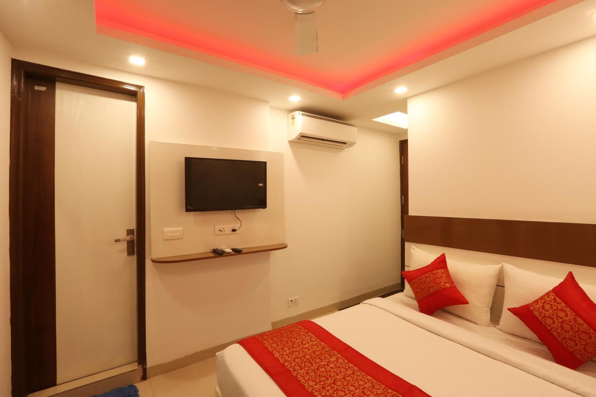Hotel Sky Wood At Airport New Delhi Exterior photo