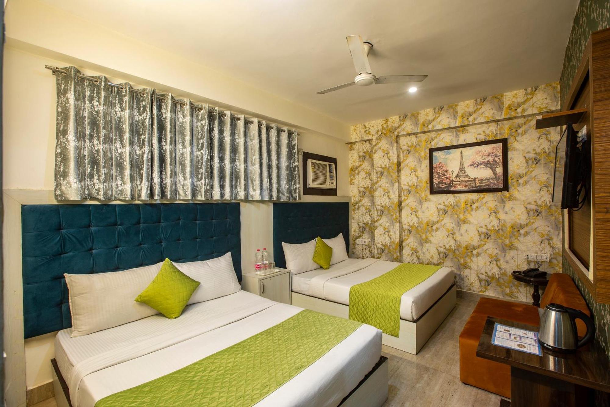 Hotel Sky Wood At Airport New Delhi Exterior photo