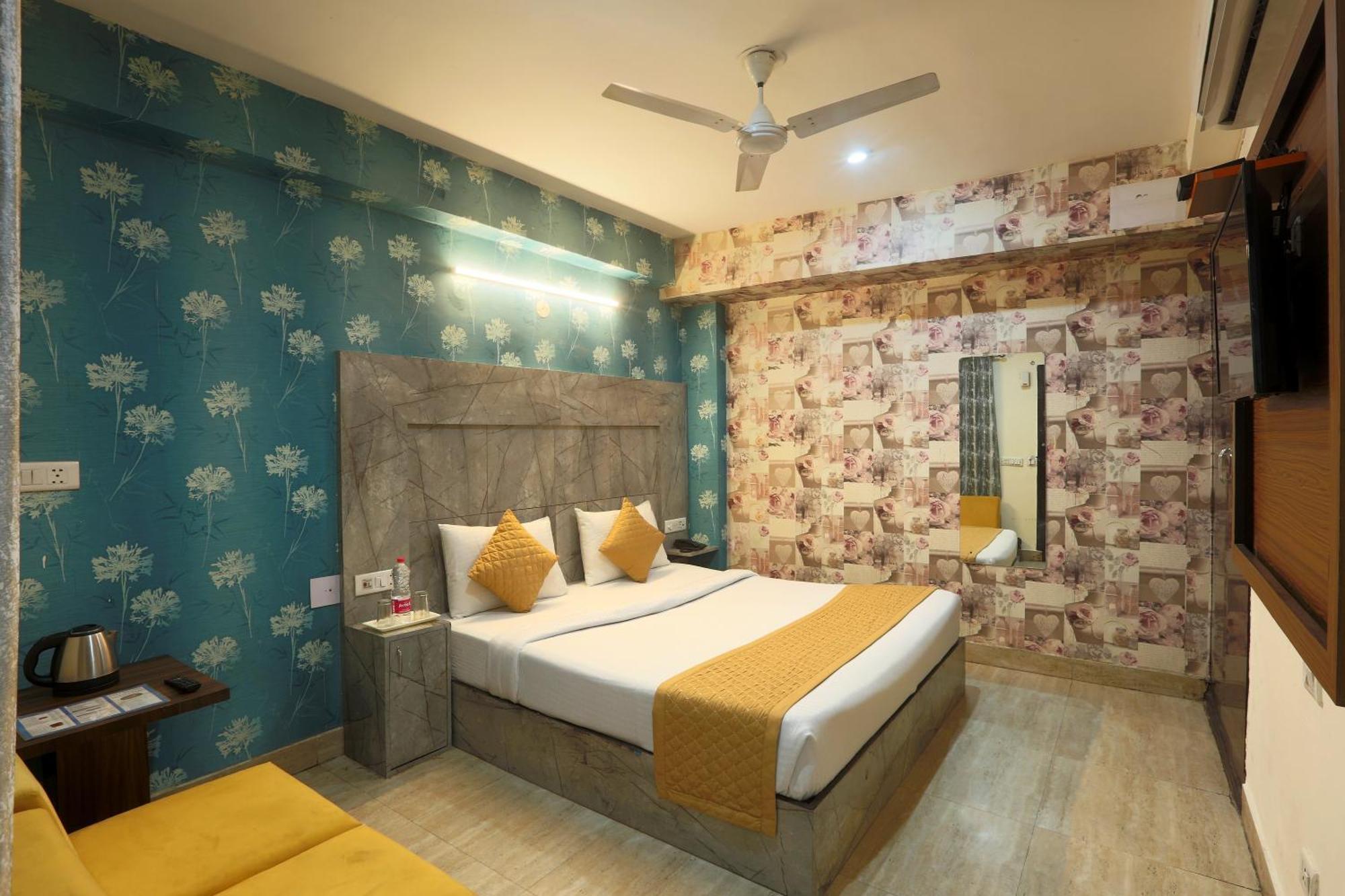 Hotel Sky Wood At Airport New Delhi Exterior photo